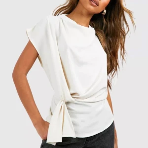 Vit topp med knyt - Snygg vit topp med knyt i sidan och korta ärmar. Perfekt för alla händelsen skolan,fest,middag💗💗