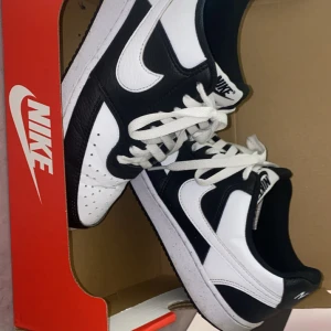 Nike sneakers i svart och vitt - Snygga Nike sneakers i klassisk svart och vit färgkombination. Skorna har snörning och en stilren design som passar perfekt för en sportig look. Perfekta för vardagsbruk eller träning. Ny pris 1000 