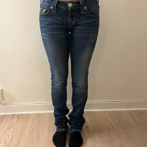 True religion bootcut jeans - Skit snygga jeans som passar alla tillfällen!⭐️ 😊 midjemått: 33cm, innerbenlängd: 80cm vilket motsvarar storlek: w24/ Xs Modellen på bilden är 158 cm Tveka inte att höra av dig till om du har frågor💙