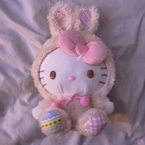 Hello kitty plushie - Supergulligt Hello Kitty gosedjur klätt i en fluffig kaninkostym. Köpte i en Sanrio shop utomlands, priset kan diskuteras