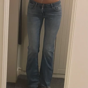 Blå bootcut jeans från Only - Snygga blå bootcut jeans från only med lågmidja🩷 midjemått 36cm men väldigt stretchiga om det behövs, innerbenslängd 80cm