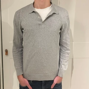 Grå pikétröja - Långärmad piké från märket Reserved. Inga defekter på tröjan. Size (S) modellen är 177cm lång. Skriv gärna vid funderingar!