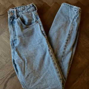 Blå jeans från Zara - Snygga blå jeans från Zara med hög midja och klassisk femficksdesign. Perfekta för en avslappnad stil.
