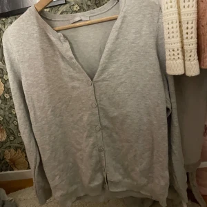 Grå kofta - Tröjan är super fin och skön men har en defekt som är att en av knapparna saknas, men syns inte om man stänger knappen över eller lämnar den öppen. Är i storlek L men är mindre i storleken då den mer motsvarar S-M. Skriv för flera frågor❤️❤️