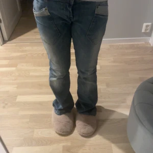 Blå jeans från Only - Snygga blå jeans från Only med coola detaljer på bakfickorna. De har en klassisk femficksdesign och en knappgylf. Perfekta för en avslappnad stil.