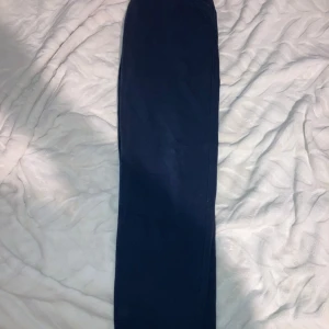  mjukisbyxor från peak performance - Säljer ett par bekväma mörkblå mjukisbyxor med snörning i midjan. Perfekta för en avslappnad dag hemma eller på språng. Byxorna har en loose passform och är tillverkade i mjukt material.