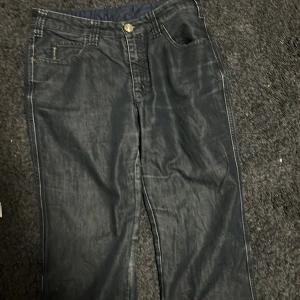 Armani jeans - Säljer nu dessa coola jeans från märket Emporio Armani. Nypris cirka 1500kr. Modellen på bilden är cirka 180cm och är aningen för korta.