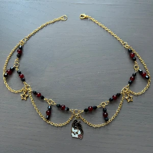 Black and red crow necklace  - Handmade crow necklace.🎀