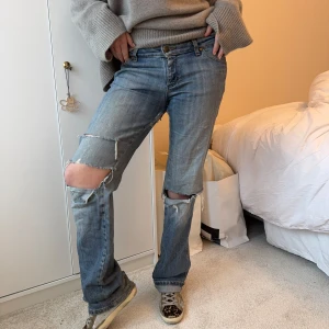 Jeans - Jeans från Wrangler!! Så så snygga med slitningar och hål, har hål på insida lår som ej syns så mkt på🩷