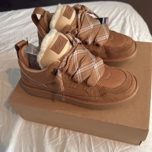  UGG Lowmel  - Säljer ett par uggs lowmel chestnut i storlek 39 pris 2499. Skorna är helt nya oanvända kvitto finns självklart 