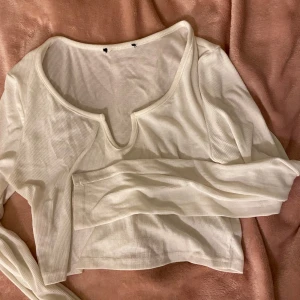 Vit tröja - Vit långärmad tröja, u-ringning med en detalj framtill🤍Aldrig använd då den var för liten på mig!🤍