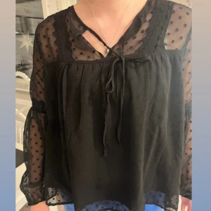 Svart blus från Vila - Säljer min svarta blus från märket Vila. Använd ett fåtal gånger, inga hål eller fläckar. Köparen står för frakten.