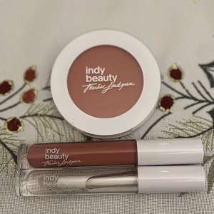 Sminkset från Indy Beauty - Snyggt sminkset från Indy Beauty med en brun rouge, ett läppstift i en varm brun nyans och en läppenna i matchande färg. Inte använda! 💓