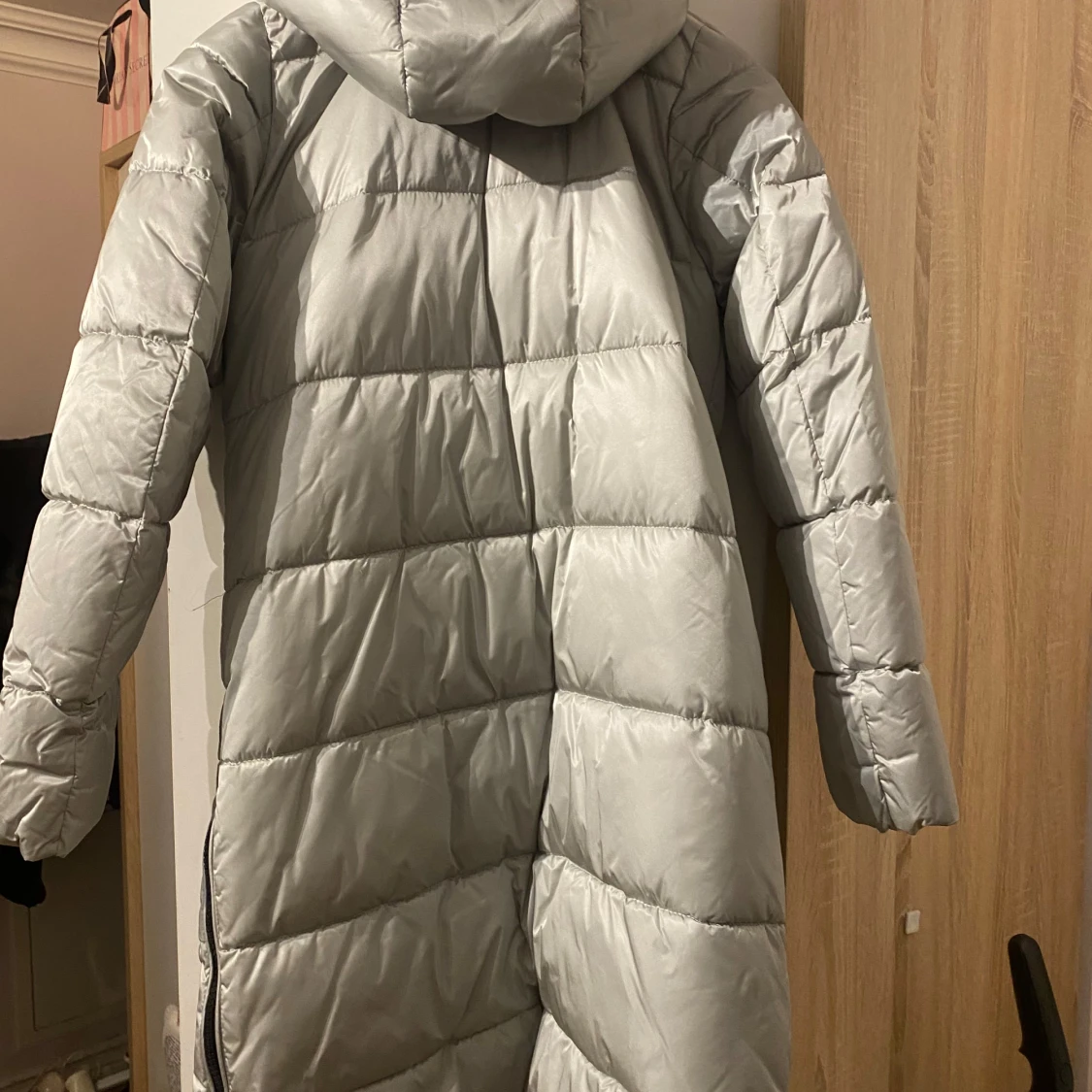 Grå lång dunjacka från Carry VNG - 90