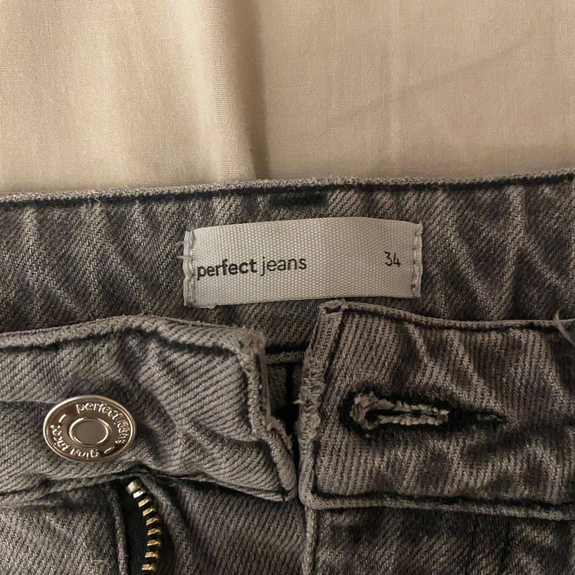 Grå jeans från Gina tricot  - 92