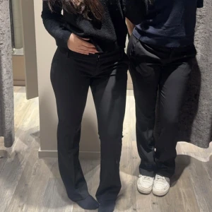 Kostymbyxor Bikbok - Man kan känna att de är lite lite noppriga bakom knäna men syns inte alls. Midjemått: 40 Innerben: 80. 