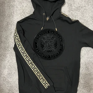 Svart hoodie från Glorious Gangsta - Säljer denna fina hoodie. Knappt kommit till användning. Mycket fint och skönt material.