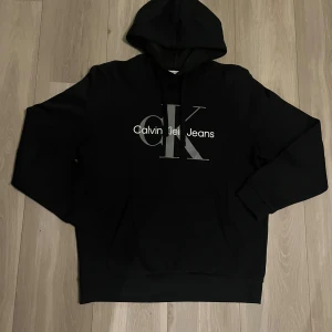 Calvin Klein hoodie - Snygg Calvin Klein hoodie använd 1 gång! 