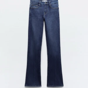 Zara jeans - säljer mina mid rise bootcut jeans från zara, bra skick