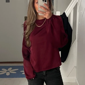 Vinröd långärmad blus - Vinröd långärmad blus. Den har en liten knapp bak i nacken. Pris kan alltid diskuteras❤️