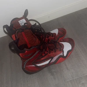 Nike hyperko 2 boxning skor  - Snygga röda och svarta boxnings skor. Väldigt bekväma att boxas i och sitter bra🙌🏻 storlek 9,5 som motsvarar 42 eller 43