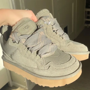 UGG Lowmels i grön - UGG Lowmel köpta i usa förra vintern, men blev fel storlek. Har tyvärr inte kvar lådan. Oandvända, strl 37. 💰Pris 2300kr 