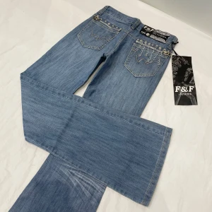 Lågmidjade bootcut jeans med detaljer🤩 - Kan INTE ta bild med dem på pga försmå ❤️ Midja 35 cm rakt över plus lite stretch, gren 17,5 cm o innerben 83 cm. Märkta som W26 men mer W24