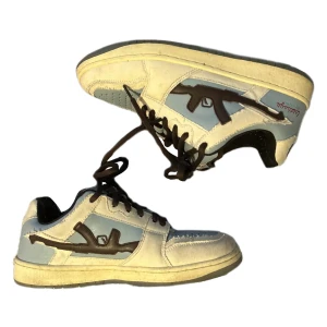 Lost Boys - Tony Lows - Intressekoll på mina Lost Boys! Säljs då dom är lite för små. Är öppen för att byta mot ett annat par i storlek 42! Originalkartong medföljs. Nypris 2300kr