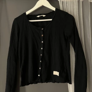 Svart ribbad kofta från Odd Molly - Snygg svart ribbad kofta från Odd Molly med knappar framtill 😍😍😍