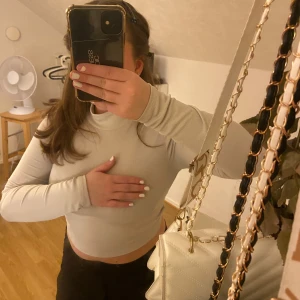 Vit tröja med öppen rygg - Ben-vit långärmad tröja med en liten krage & öppen rygg🤍Använd fåtal gånger, med inga tecken på användning! Fler bilder kan skickas privat vid förfrågan.