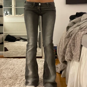 Weekday jeans - Säljer mina så snygga lowaist jeans från weekday i modellen bootcut, strl 26/32 💕