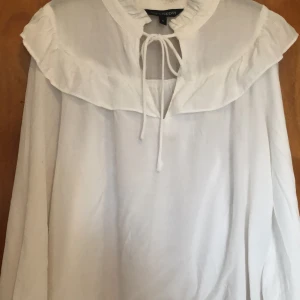 Bjus med volang - Jättegullig blus från KappAlh i bra skick❣️Pris kan diskuteras❣️