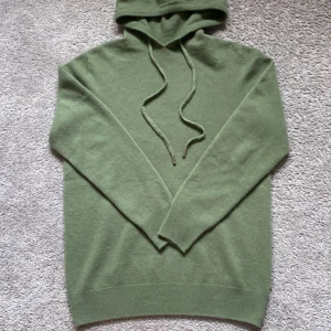 Merino Ull Hoodie - Skön merino ull hoodie som är perfekt för vintern. Tänk på att storken är lite liten. Sprillans ny ifrån våran leverantör. Om ni har frågor eller funderingar skriv gärna!   Finns också i storlek M