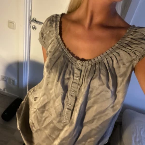 Blus tunika  - Gullig tunika i brun skimrig färg. Storlek s/m! 💕