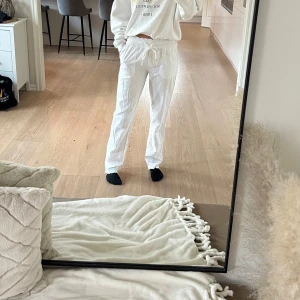 Vita linnebyxor - Jättesnygga vita linnebyxor från märket Cellbes. Jag har sprättat upp sömmen vid fötterna för att få de längre (se bild 4). Jag är 170cm lång. Använd ett fåtal gånger, väldigt fint skick💕