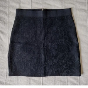Svart kort kjol med spets - black mini skirt  - Skitsnygg svart kort figursydd kjol med resår i midjan och dragkedja i bak. Använd en gång och i fint skick.