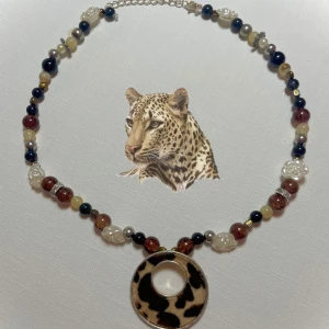 Leopard halsband  - Justerbart, handgjort halsband i kvalitetspärlor❣️