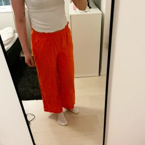 Orange byxor - Vida orangea byxor köpta på Vinted. Lappen är borttagen men enligt hon jag köpte dom av är dom från monki i storlek M. 