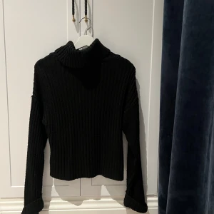 **RESERVERAD** KÖP EJ - Stickad tröja från NA-KD i XXS. Passar även mig som vanligtvis är XS/32🤗✨Supermysig och varm med lite högre krage🎀