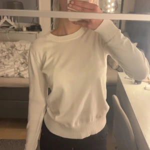 Vit tröja från Saint Tropez - Säljer en stilren vit tröja från Saint Tropez i storlek XS. Tröjan har en rund halsringning och långa ärmar, perfekt för en enkel och klassisk look. Passar bra till både jeans och kjol.