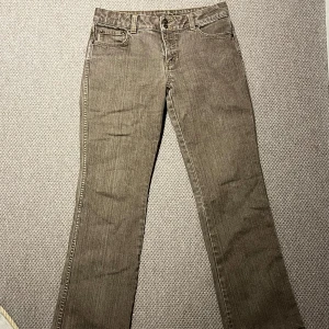 Bruna bootcutjeans - Bruna midwaist/lågmidjade jeans med bootcut🤎lite stretchiga. Passar s/m. Skriv för mer exakta mått.