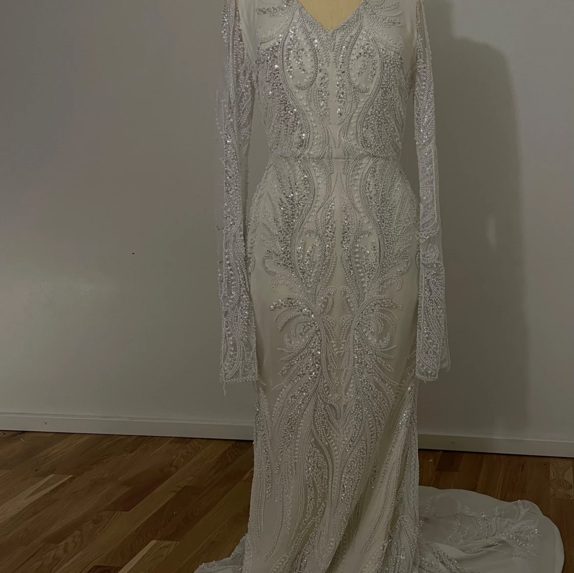 Vit långklänning med stenar