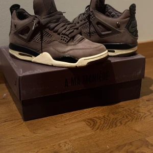 Air Jordan 4 A Ma Maniére (kan fixa legit check) - Säljer mina Jordans, storlek 42. Haft dem ett litet tag och är inte sugna på dem längre. Sulan ska vara vanilj-aktig så att ni inte tror att den är smutsig. Priset är inte hugget i sten. Nypris 5000. Kan skickia mer bilder för legit check.