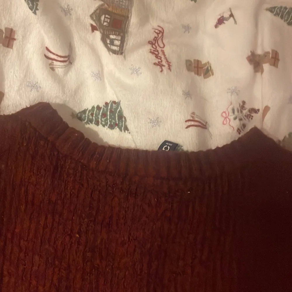 Jag säljer en jätte fin tröja från egentligen hm men jag köpte den på Plick. Jätte fint skick, säljer den då den inte riktigt var min färg❤️skriv om ni undrar nått☺️. Neuleet.