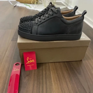 Christian Louboutin gråa/svarta - Dessa par Christian Louboutins är nästan helt nya använda några gånger fick dom i present men om man är desperat efter kvitto kan jag möjligtvis lösa det från den släktingen skorna kommer med ett registerings kort som bevisar att jag har köpt dom från affären och en dustbag och lådan som det står Christian Louboutins skorna är fräscha och säljs nu för 10000kr men jag säljer dom bara för 3499 eftersom dom är använda några gånger och jag fick dom i present jag fraktar vanligtvis samma dag .