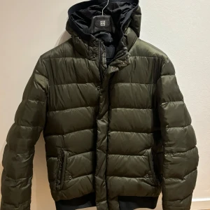 Scotch & Soda Jacka - Scotch & Soda jacka | nypris 3500kr | storlek L/M En jacka som håller dig varm under vintertinder 🌨️❄️