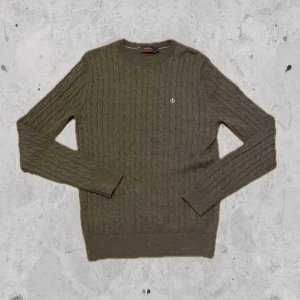 Brun stickad tröja - Morris - Brun ribbstickad merino tröja från Morris. 100% merinoull. Storlek: S. Skick:9,5/10. Nypris:1500kr. Kontakta oss för fler bilder eller info!