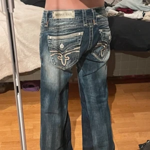 Snyggaste low waist rock revival jeans  - Så sjukt snygga säljer eftersom de kommer till ingen användning 💓 skriv gärna om du är intresserad och vill ha mått!! 