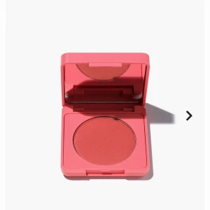 Caia matte blush - Jättefin blush från Caia i färgen cherry on top. Helt ny och oöppnad. Slutsåld på hemsidan Nypris 245kr