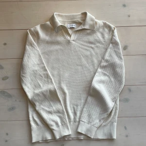 These Glory Days Tröja - Riktigt fet Polotröja från These Glory Days som är i väldigt bra skick. Storlek S. Öppen för rimliga prisförslag🤑Hör av dig vid frågor eller funderingar🍾🥂